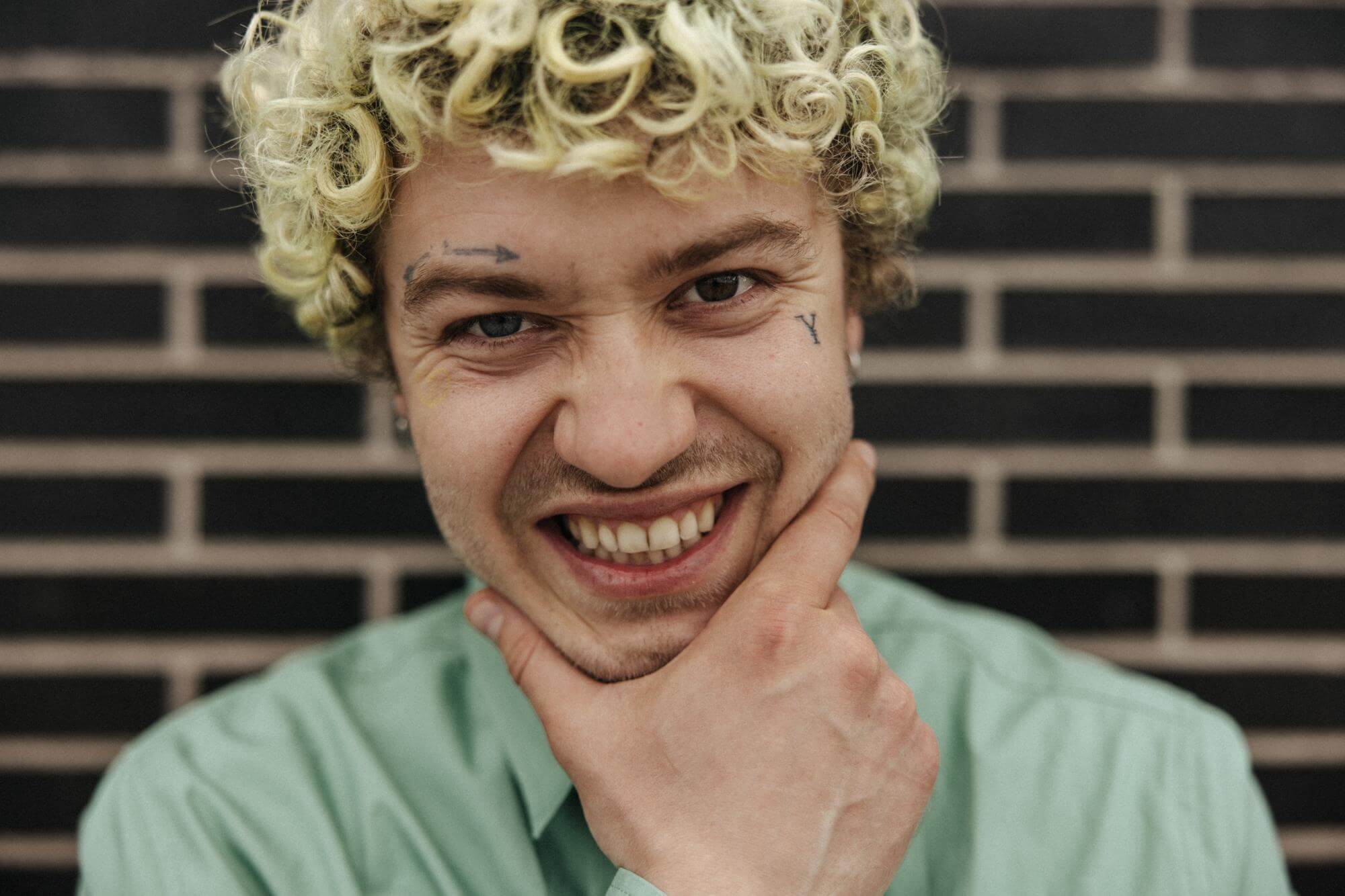 Alfie Allen Teeth